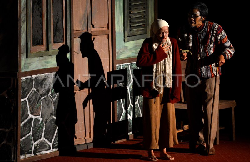 Pementasan teater Lakon Yang Ditulis Kemudian
