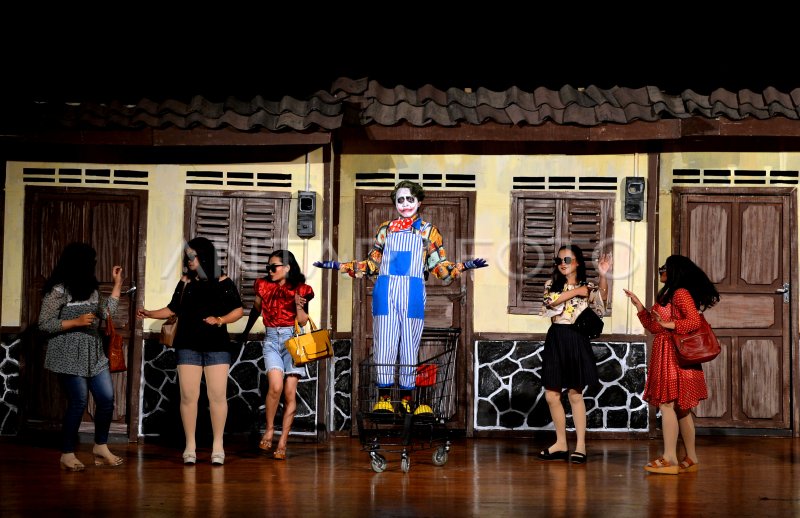 Pementasan teater Lakon Yang Ditulis Kemudian