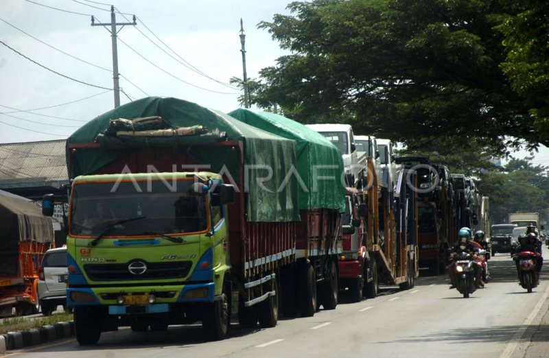 PEMBATASAN OPERASIONAL TRUK JELANG LEBARAN | ANTARA Foto