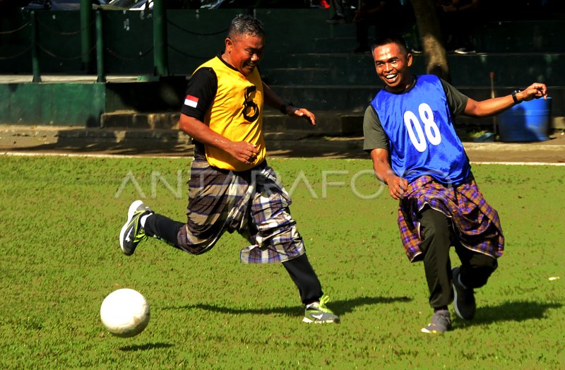 Sepak bola tangan pakai sarung