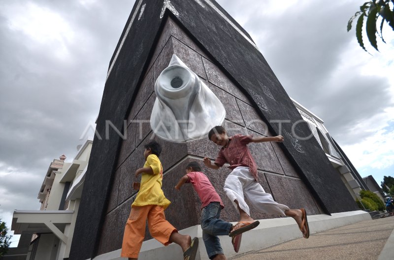 Masjid Berdesain Replika Ka Bah Antara Foto