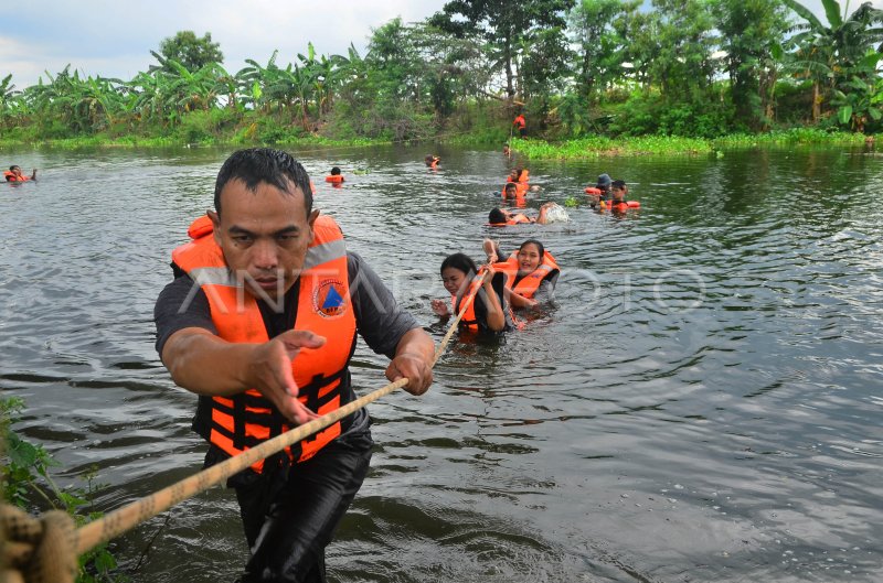 PELATIHAN MITIGASI BENCANA BANJIR | ANTARA Foto