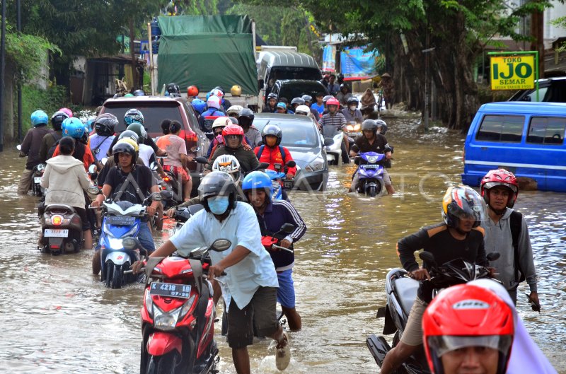 KEMACETAN JALAN KUDUS-PURWODADI AKIBAT BANJIR | ANTARA Foto