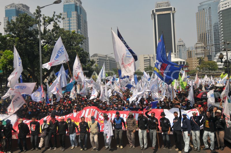 BURUH TUNTUT UPAH LAYAK | ANTARA Foto