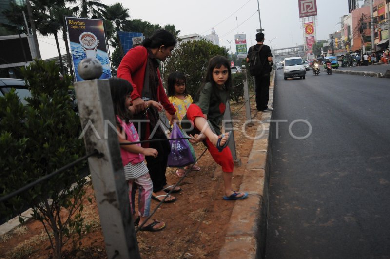 MENYEBERANG JALAN SEMBARANGAN | ANTARA Foto