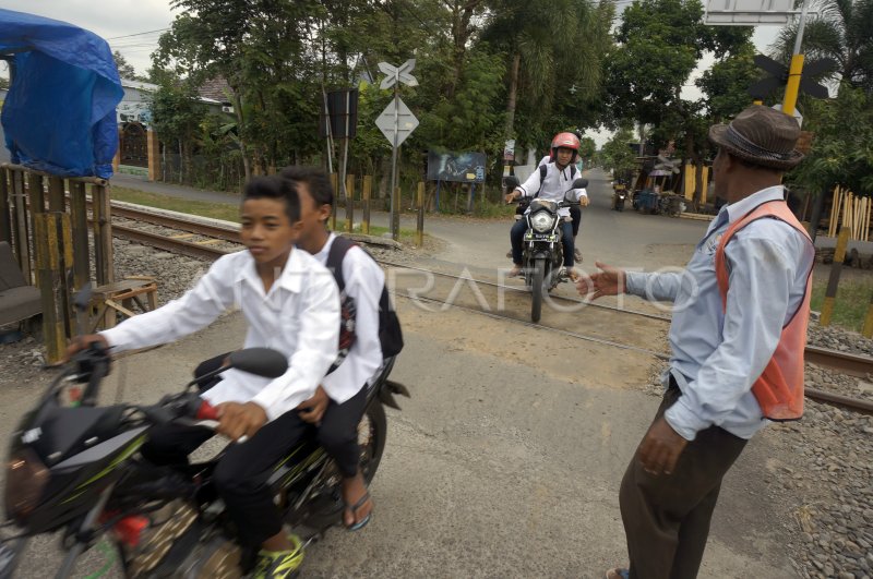 PERLINTASAN KERETA TANPA PALANG PINTU | ANTARA Foto