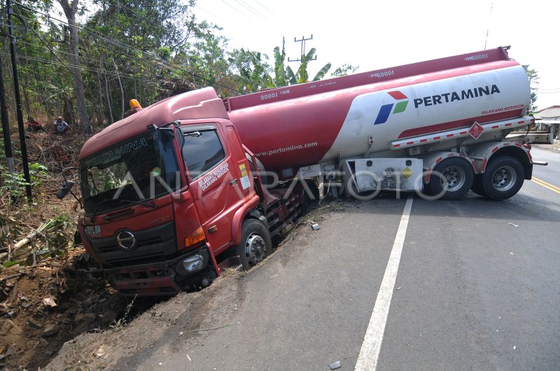 KECELAKAAN TRUK TANGKI PERTAMINA | ANTARA Foto