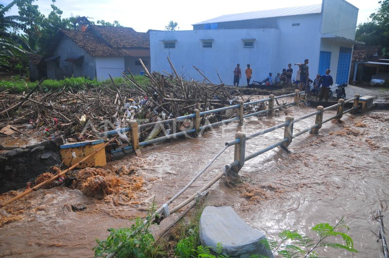 Banjir Akibat Sampah Menyumbat Sungai Antara Foto