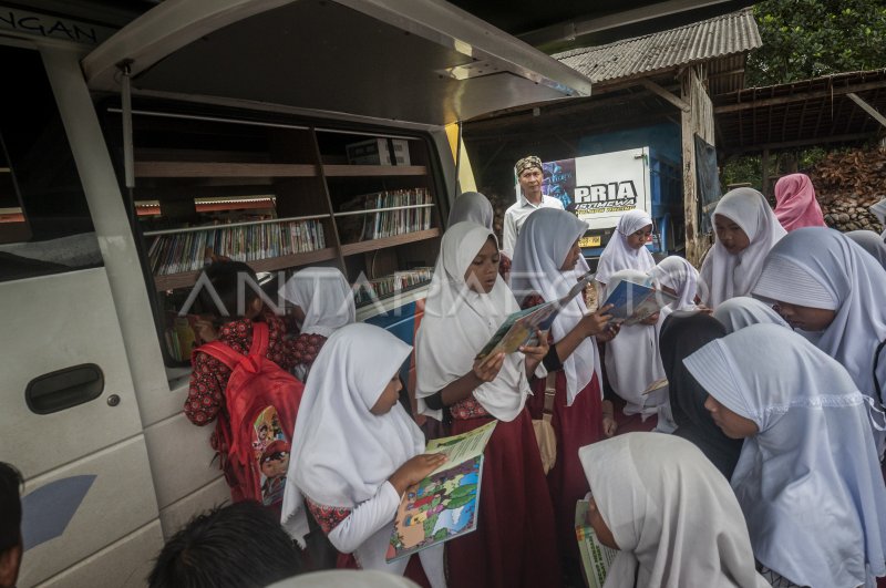 Fasilitas Mobil Perpustakaan Keliling Antara Foto 5791