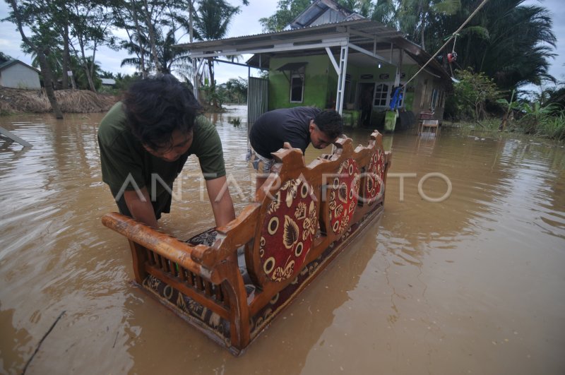 BANJIR DI KOTA BENGKULU MULAI SURUT | ANTARA Foto