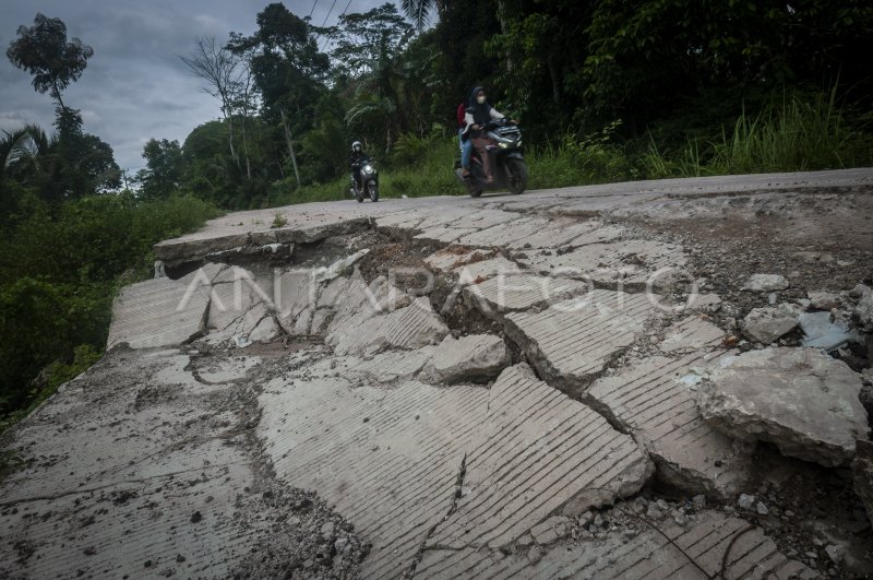 Jalan Alternatif Menuju Wisata Saba Budaya Badui Amblas Antara Foto