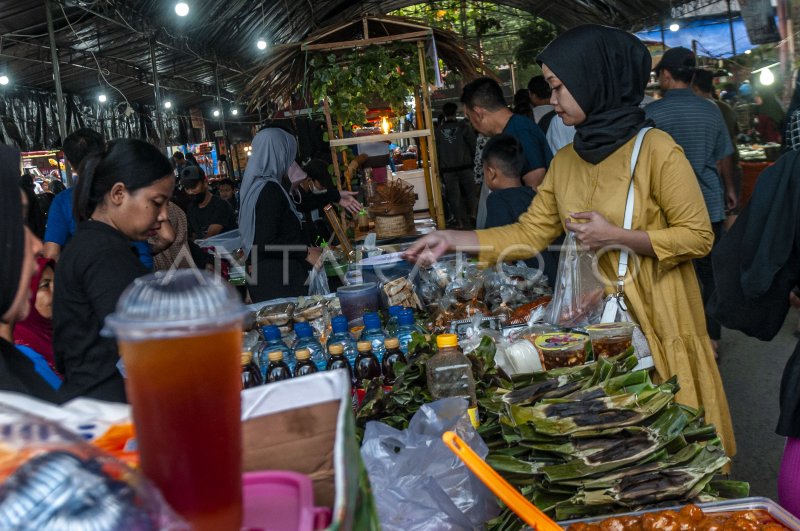 BERBURU TAKJIL SAAT RAMADHAN | ANTARA Foto