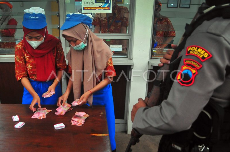 Pembagian Uang Tunjangan Hari Raya Antara Foto