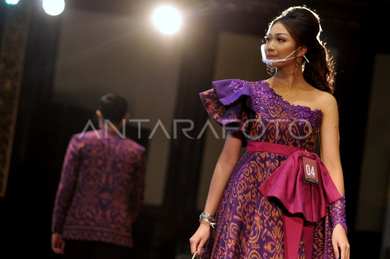 KREASI BUSANA TEKSTIL TRADISIONAL BALI | ANTARA Foto