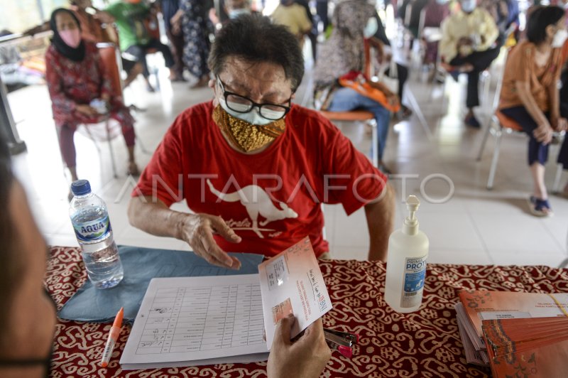 PENYALURAN BANTUAN PANGAN NON TUNAI DI JAKARTA | ANTARA Foto