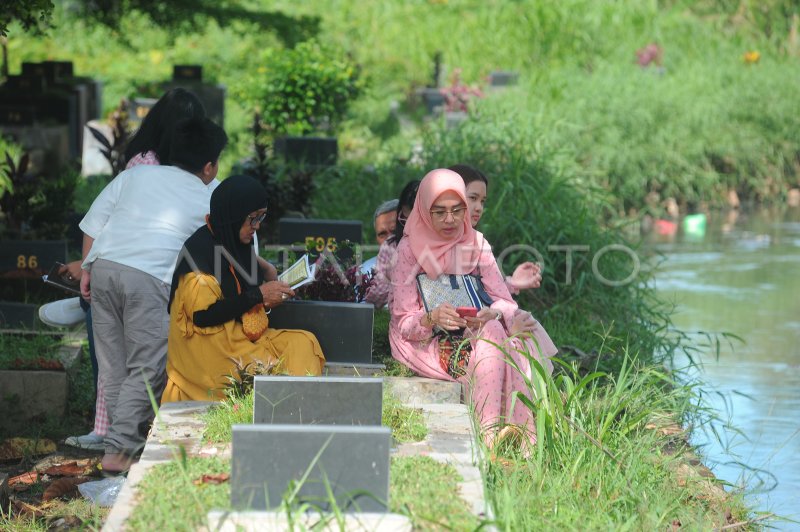 TRADISI ZIARAH MAKAM IDUL FITRI | ANTARA Foto