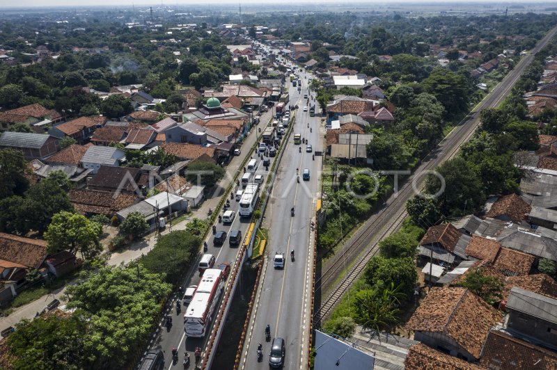 IMBAS PENERAPAN ONE WAY DI JALUR PANTURA | ANTARA Foto