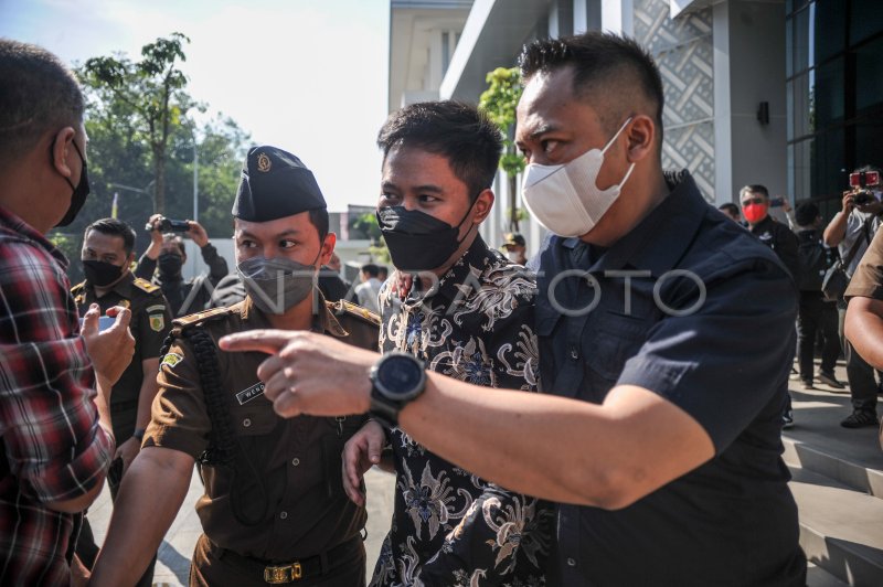 PELIMPAHAN BERKAS KASUS DONI SALMANAN | ANTARA Foto