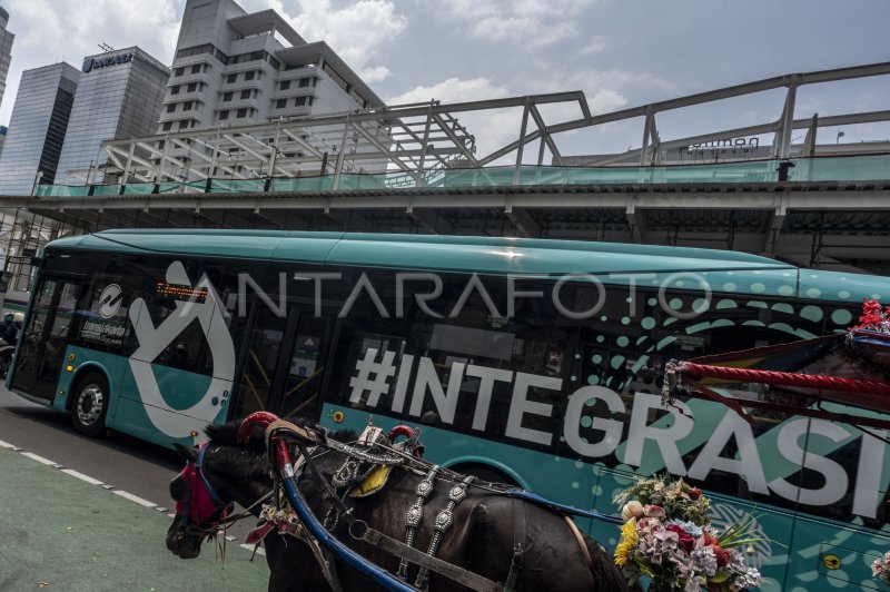 TARGET ELEKTRIFIKASI BUS TRANSJAKARTA | ANTARA Foto