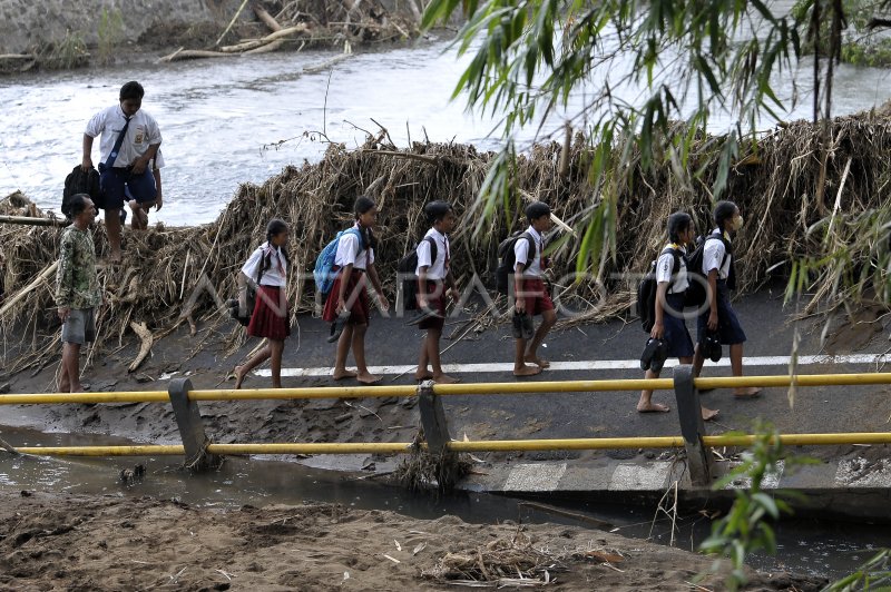 Dampak Jembatan Ambruk Akibat Banjir Bandang Di Jembrana Bali Antara Foto