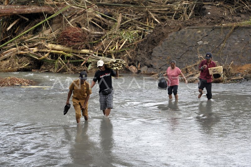 Dampak Jembatan Ambruk Akibat Banjir Bandang Di Jembrana Bali Antara Foto