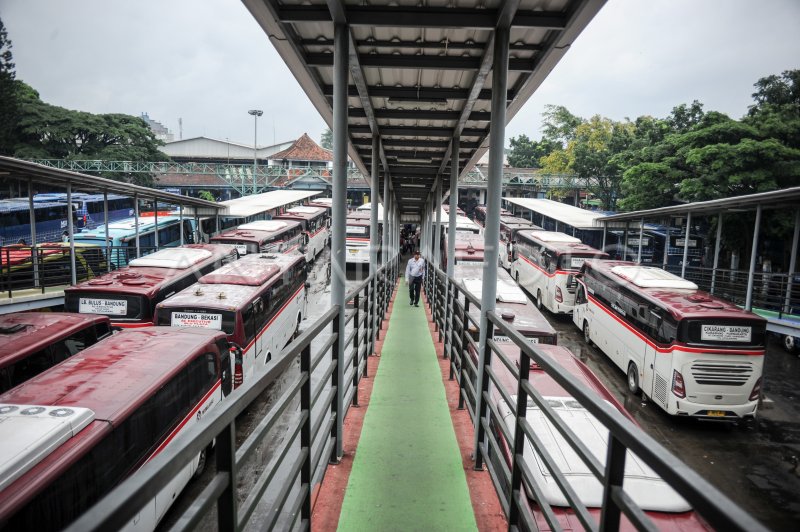 RENCANA KONVERSI ANGKOT KE BUS DI BANDUNG RAYA | ANTARA Foto