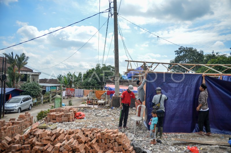 BANTUAN REKONSTRUKSI RUMAH KORBAN GEMPA CIANJUR | ANTARA Foto