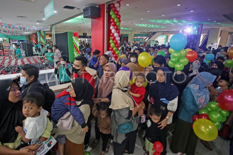 SUPERMARKET SCAN AND GO HADIR DI TANGERANG | ANTARA Foto