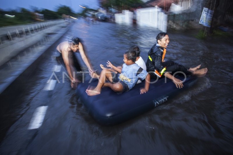 BANJIR LUAPAN SUNGAI | ANTARA Foto