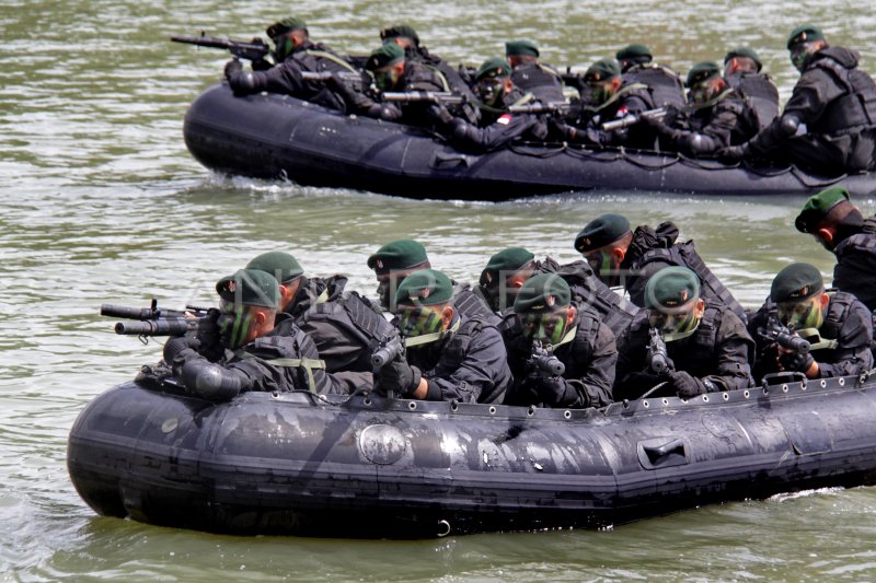 SIMULASI PENANGANAN TERORIS | ANTARA Foto