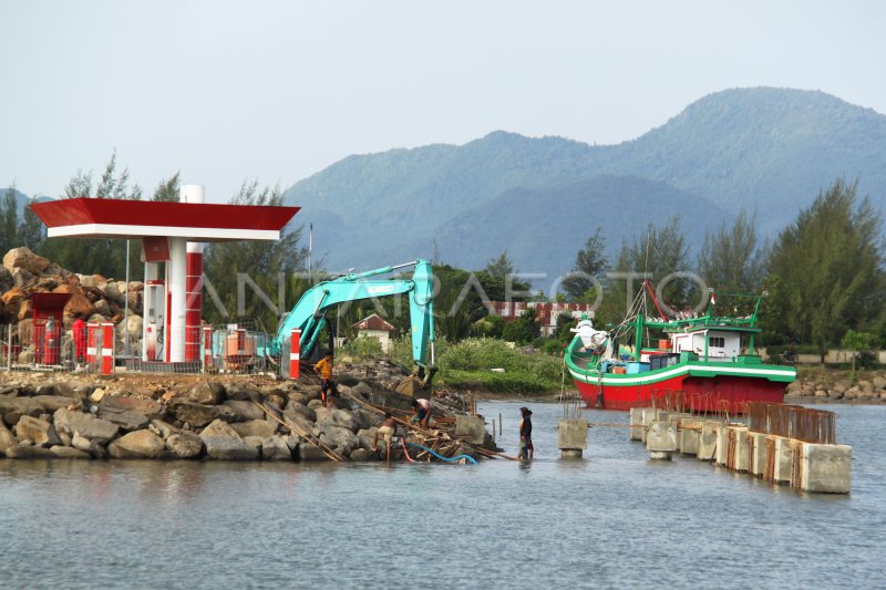 PEMBANGUNAN SPBN PELABUHAN PERIKANAN | ANTARA Foto