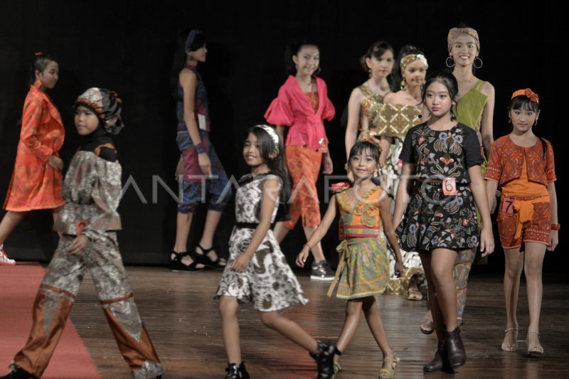 PERAGAAN KAIN TRADISIONAL INDONESIA