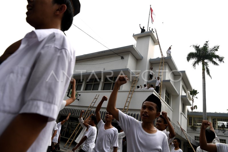 PEROBEKAN BENDERA BELANDA | ANTARA Foto