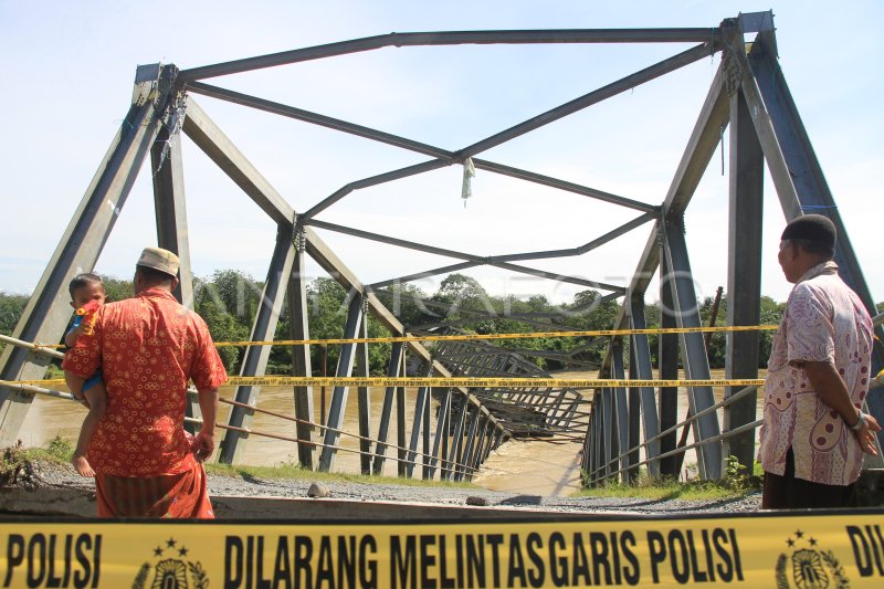 Jembatan Penghubung Antar Kecamatan Ambruk Antara Foto