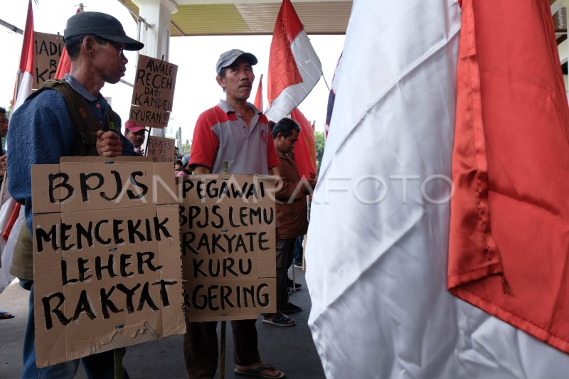 UNJUK RASA TOLAK KENAIKAN IURAN BPJS | ANTARA Foto