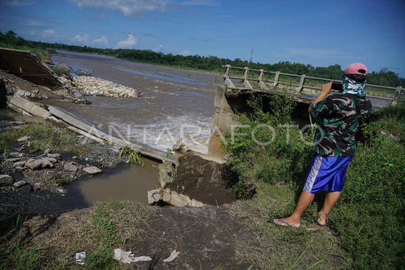 Tanggul Sungai Progo Jebol Antara Foto