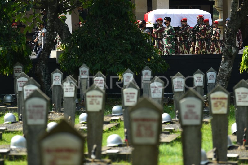 PEMAKAMAN JENDERAL TNI (PURN) PRAMONO EDHIE WIBOWO | ANTARA Foto