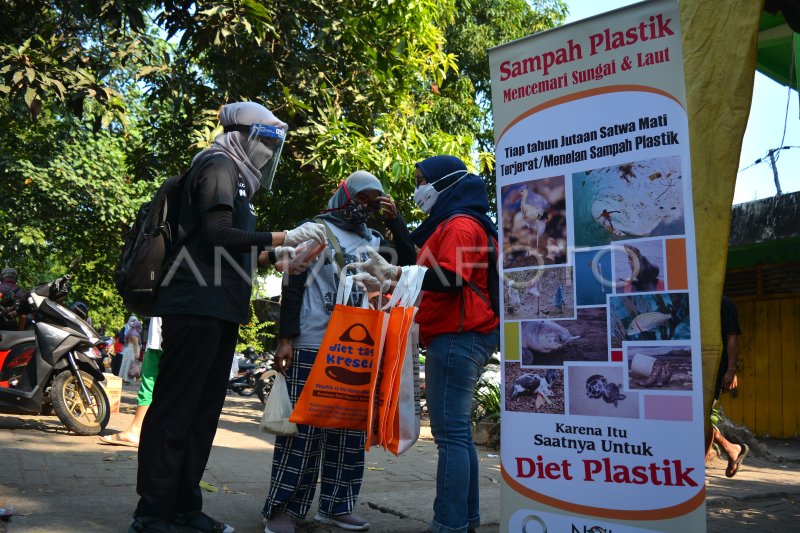 SOSIALISASI PENGURANGAN SAMPAH PLASTIK | ANTARA Foto