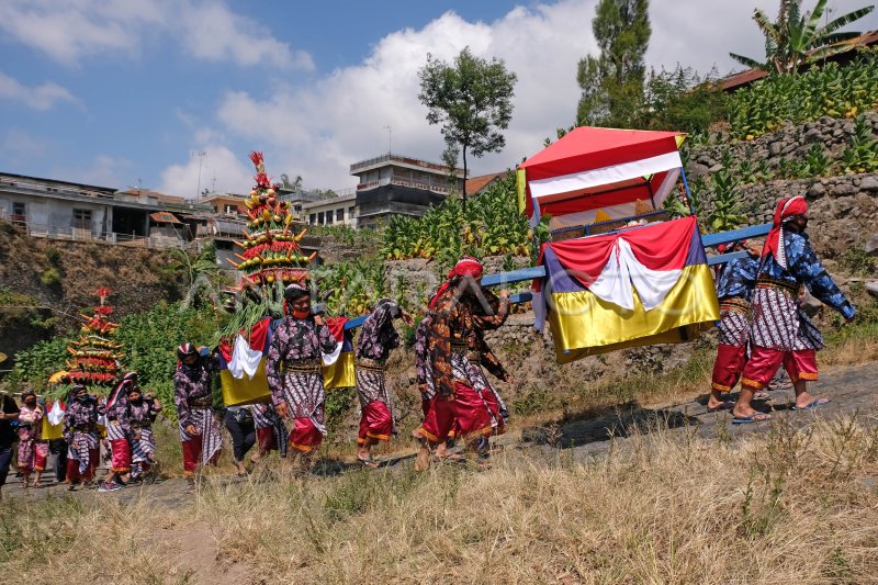 TRADISI GREBEG BESAR DI GUNUNG SUMBING | ANTARA Foto