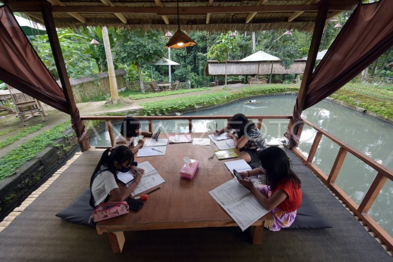 SISWA BELAJAR DARING DI RUMAH MAKAN | ANTARA Foto