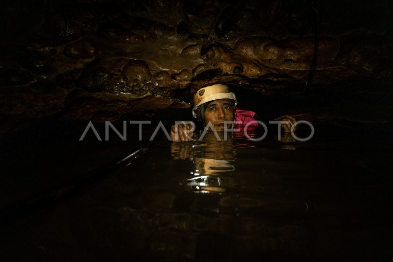 Mencari Sumber Mata Air Di Sungai Bawah Tanah Antara Foto