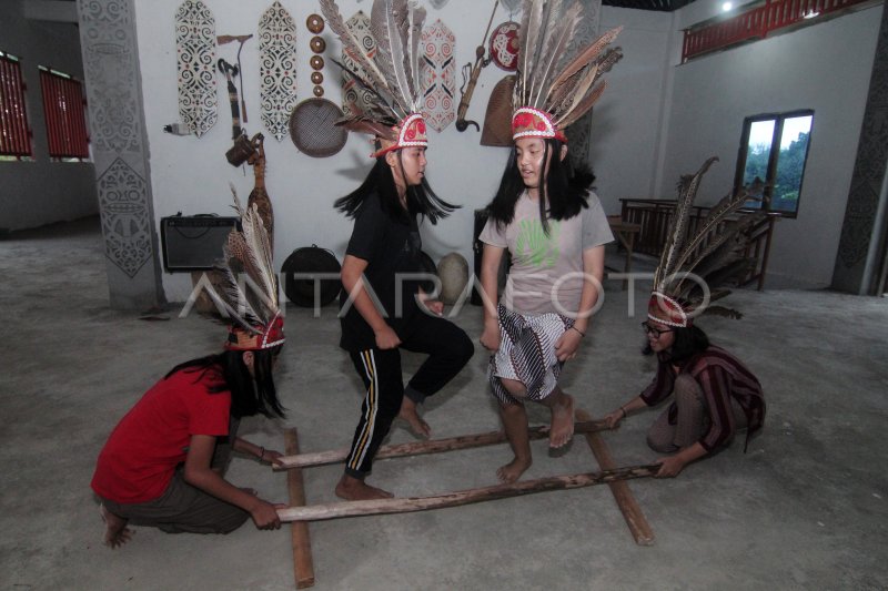 Permainan Tradisional Khas Dayak Antara Foto