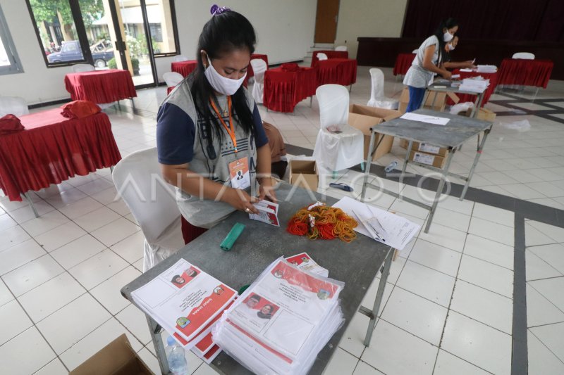 PELIPATAN SURAT SUARA PILKADA CALON TUNGGAL | ANTARA Foto