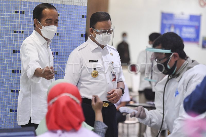 PRESIDEN TINJAU VAKSINASI COVID-19 PEDAGANG PASAR TANAH ABANG