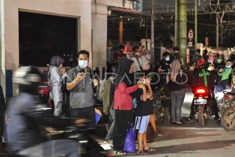 KRL RUTE BEKASI-CIKARANG TERGANGGU AKIBAT KEBAKARAN | ANTARA Foto