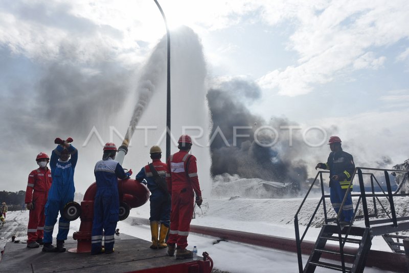 UPAYA PEMADAMAN KEBAKARAN TANGKI DI KILANG BALONGAN | ANTARA Foto