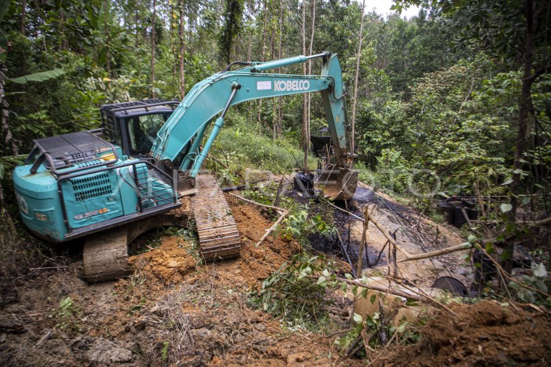 PENUTUPAN SUMUR MINYAK ILEGAL DI MUBA | ANTARA Foto