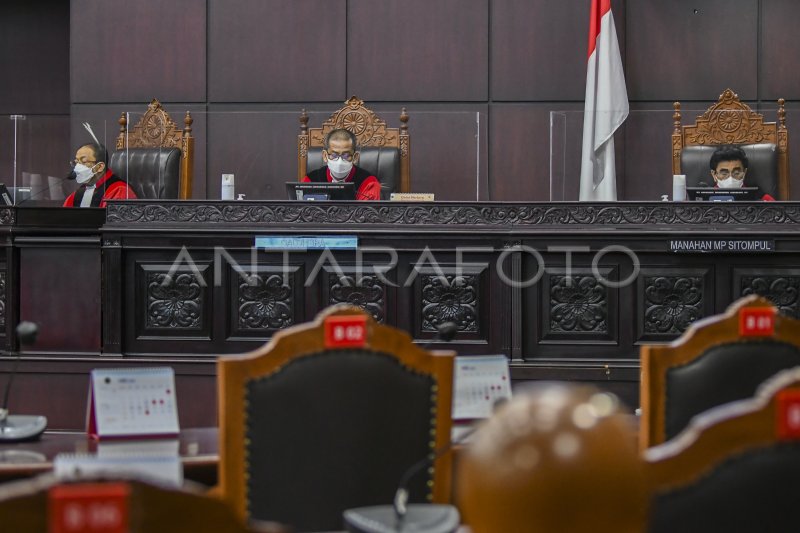 SIDANG PUTUSAN PENGUJIAN FORMIL DAN MATERIIL UU KPK | ANTARA Foto