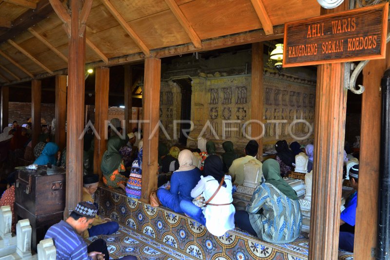 MASJID MENARA KUDUS SIMBOL TOLERANSI ANTAR UMAT BERAGAMA | ANTARA Foto