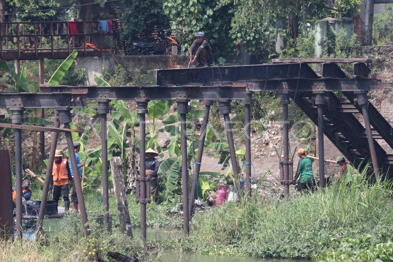 PEMBONGKARAN JEMBATAN PENINGGALAN BELANDA | ANTARA Foto